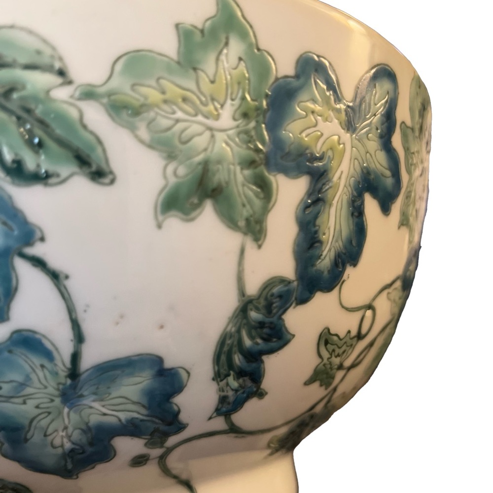 Asian Bowl with Bas-Relief Design of Ivy Leaves - Picture 11 of 12